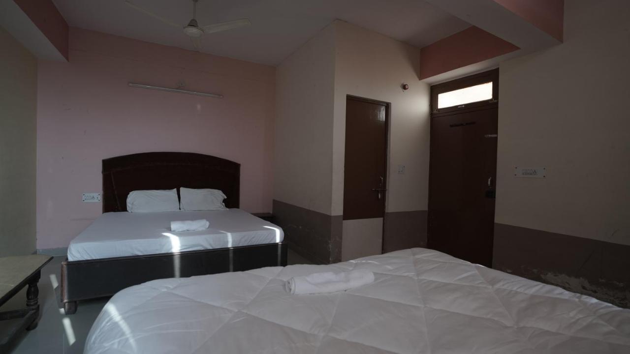 אגרה Hotel Mohan By Wb Inn מראה חיצוני תמונה